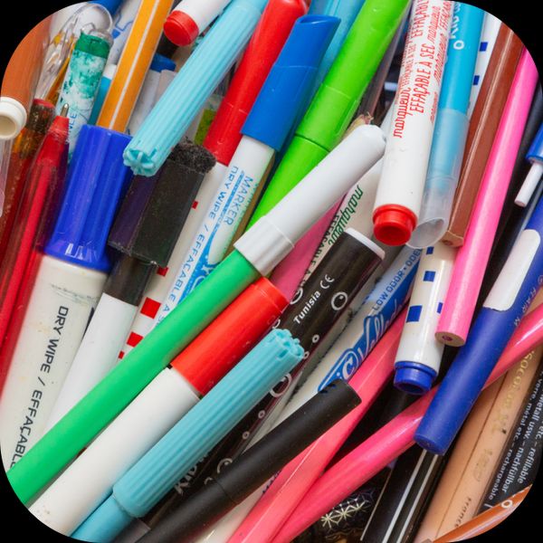 plusieurs crayons et stylos de couleur