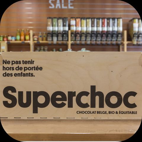 caisse en bois de Superchoc, chocolat belge bio et équitable
