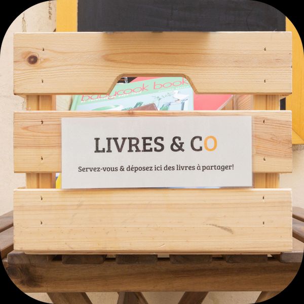 Caisse en bois avec l'inscription Livres & Co - Servez-vous & déposer ici des livres à partager!