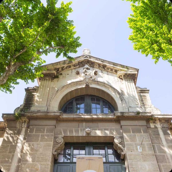 Bâtiment ancien de la ville de Arles en contre plongée